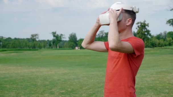 Egy Férfi Belép Keretbe Hozza Fejét Egy Headset Parkban Körülnéz — Stock videók