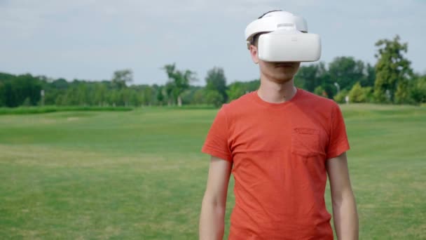 Een Man Die Een Headset Het Park Gebruikt Een Jonge — Stockvideo