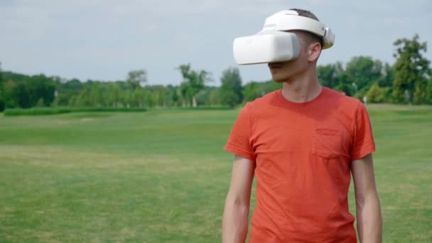 Seorang Pria Menggunakan Headset Taman Dan Memutar Kepalanya Kanan Seorang — Stok Video