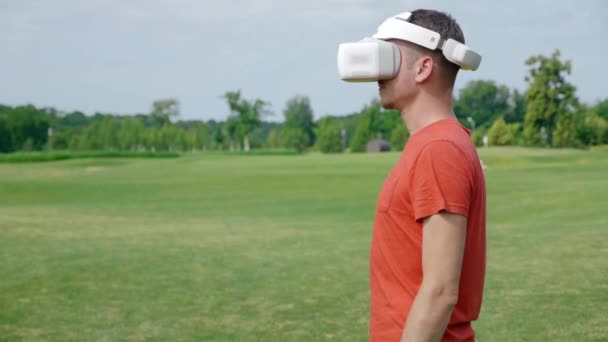 Egy Férfi Használ Egy Headset Parkban Bekapcsolja Fejét Hogy Kamerát — Stock videók