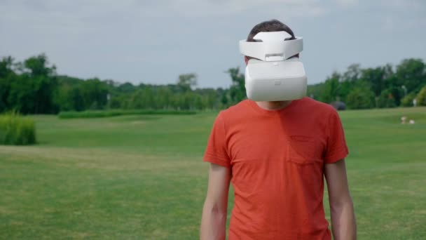 Ein Mann Mit Einem Headset Park Und Dreht Den Kopf — Stockvideo