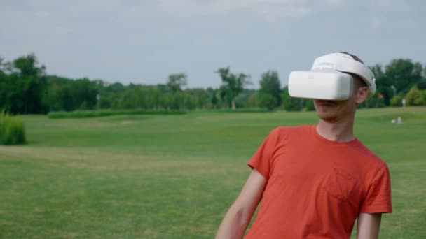 Hombre Usando Casco Parque Esquivando Obstáculos Joven Con Una Camiseta — Vídeos de Stock