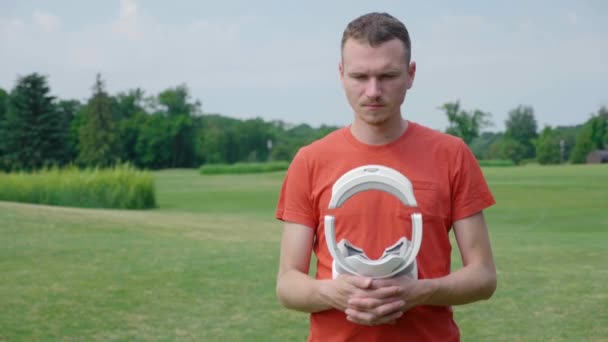 Hombre Tiene Sus Manos Auricular Parque Joven Con Una Camiseta — Vídeo de stock