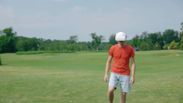 헤드셋을 사용하고 공원에서 게임을하는 헬멧을 남자가 자연의 배경에 현실을 경험하고 — 비디오