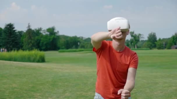 Uomo Che Usa Visore Gioca Gioco Virtuale Nel Parco Giovane — Video Stock