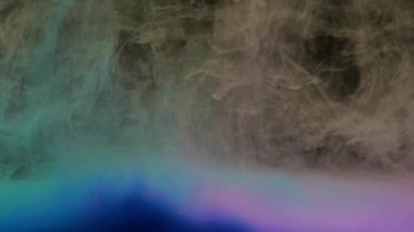 Renkli mavi ve mor mürekkep suda karıştırma, kopya alanı ile siyah arka plan üzerinde yumuşak sualtı girdap. Renkli akrilik boya bulutu izole edilmiştir. Soyut duman patlama animasyon. Evren, uzay. Timelapse.