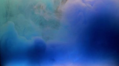 Renkli mavi ve mor mürekkep suda karıştırma, kopya alanı ile su altında yumuşak dönen. Renkli akrilik boya bulutu izole edilmiştir. Soyut duman patlama animasyon. Evren, uzay. Sanat geçmişi. Yavaş çekim.