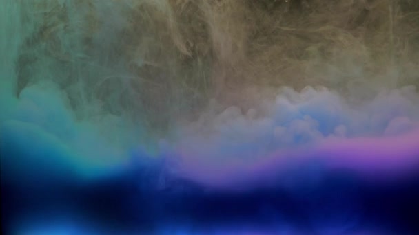 Encre bleue et violette colorée se mélangeant dans l'eau, tourbillonnant doucement sous l'eau avec espace de copie. Nuage acrylique coloré de peinture isolé. Animation abstraite d'explosion de fumée. Univers, espace. Un fond artistique. Mouvement lent .