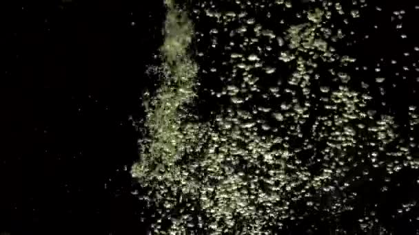 Četné Drobné Vzduchové Bubliny Pronikají Pod Křišťálově Čistou Vodou Míchají — Stock video