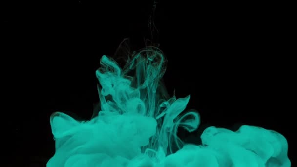 Encre Turquoise Colorée Tombe Haut Dans Eau Tourbillonnant Doucement Sous — Video