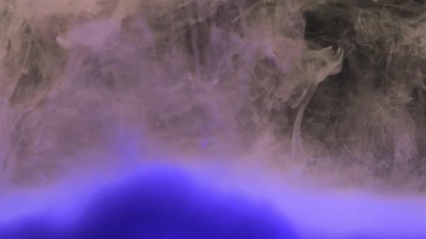 Kleurrijke Blauwe Inkt Mengen Water Wervelend Zachtjes Onderwater Zwarte Achtergrond — Stockvideo