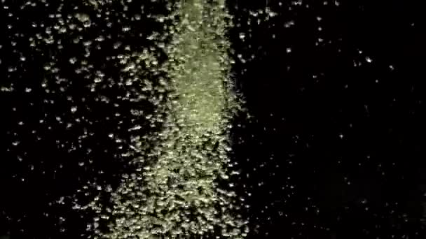 Četné Drobné Vzduchové Bubliny Pronikají Pod Křišťálově Čistou Vodou Míchají — Stock video