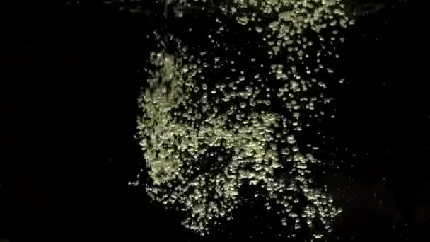 Banyak Gelembung Udara Kecil Menembus Bawah Air Jernih Kristal Bercampur — Stok Video