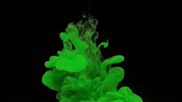 Inchiostro Verde Variopinto Cade Dall Alto Mescolandosi Acqua Roteando Dolcemente — Video Stock