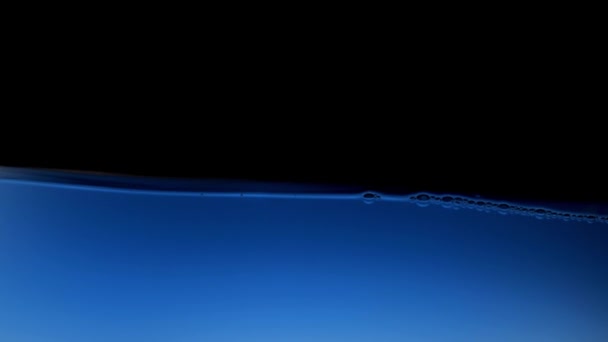 明亮的蓝色水在黑色背景上摇动 放射性 有毒液体 有害环境的化学废物 生态灾难 人为影响 拯救地球4K — 图库视频影像