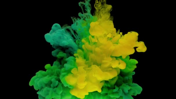 Inchiostro Verde Giallo Variopinto Cade Dall Alto Mescolandosi Acqua Roteando — Video Stock