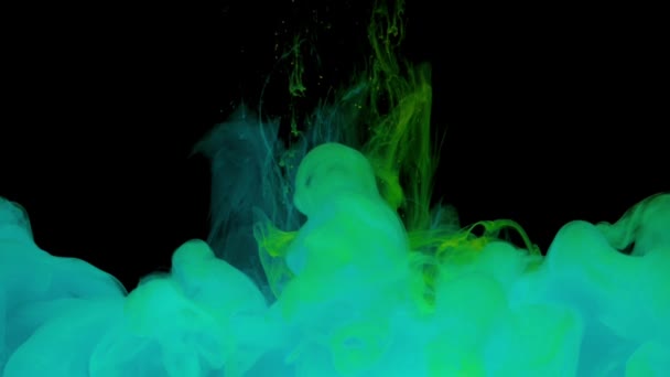 五颜六色的绿松石和绿色墨水在水中混合 在水下轻柔地旋转 有复制空间 彩色丙烯酸云的油漆隔离 抽象烟雾爆炸动画 太空艺术背景 慢动作 — 图库视频影像