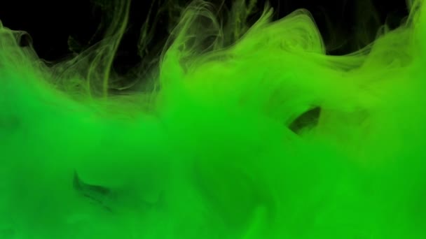 Encre Verte Colorée Mélangeant Dans Eau Tourbillonnant Doucement Sous Eau — Video