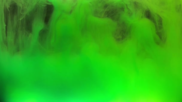 Encre verte colorée mélangeant dans l'eau, tourbillonnant doucement sous l'eau avec de l'espace de copie. Nuage acrylique coloré de peinture isolé. Animation abstraite d'explosion de fumée. Univers, espace. Un fond artistique. Au ralenti. Images 4K .