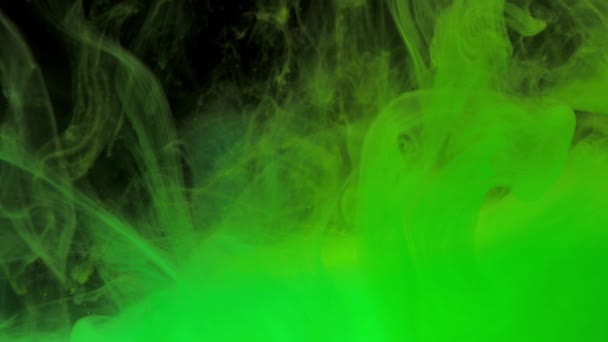 カラフルな緑色のインクを水中に混ぜ合わせ コピースペースで静かに水中を旋回 塗料の着色されたアクリル雲が分離しました 抽象的な煙の爆発アニメーション 宇宙アートの背景 スローモーション 4Kフッテージ — ストック動画