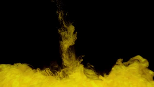 鮮やかな金色のインクを水中に混ぜ合わせ コピースペースで静かに水中を旋回 塗料の着色されたアクリル雲が分離しました 抽象的な煙の爆発アニメーション 宇宙アートの背景 スローモーション — ストック動画