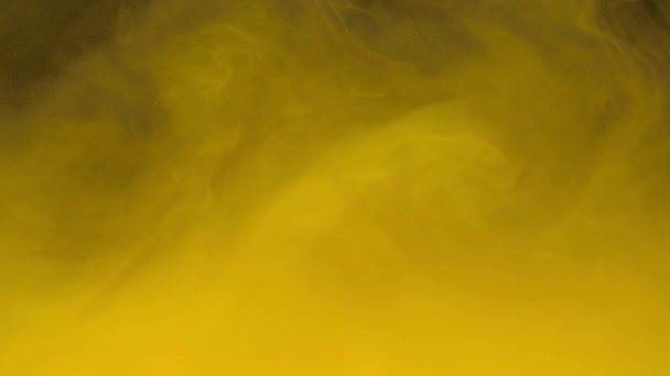 鮮やかな金色のインクを水中に混ぜ合わせ コピースペースで静かに水中を旋回 塗料の着色されたアクリル雲が分離しました 抽象的な煙の爆発アニメーション 宇宙アートの背景 タイムラプス 4Kフッテージ — ストック動画