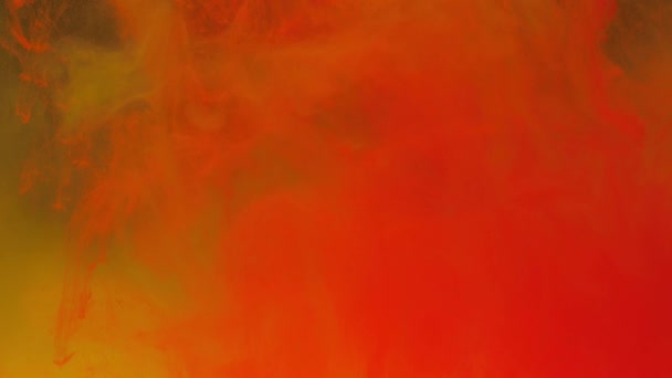カラフルな赤いインクを水中に混ぜ合わせ 背景に金色のインクで静かに水中を旋回 塗料の着色されたアクリル雲が分離しました 抽象的な煙の爆発アニメーション スローモーション 4Kフッテージ — ストック動画