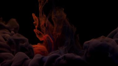 Renkli kırmızı, mavi ve koyu gri mürekkep suda karışArak, kopyalama alanı ile su altında yumuşak bir şekilde dönen. Renkli akrilik boya bulutu izole edilmiştir. Soyut duman patlama animasyon. Evren, uzay. Sanat geçmişi. Yavaş çekim. 