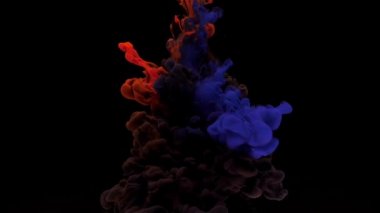 Renkli kırmızı ve mavi mürekkep su da karıştırma yukarıdan düşer, kopya alanı ile siyah arka plan üzerinde yumuşak sualtı girdap. Renkli akrilik boya bulutu izole edilmiştir. Soyut duman patlama animasyon. Timelapse. Yavaş çekim.