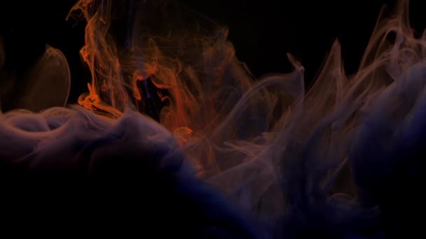 Синій Темно Сірий Чорнило Змішується Воді Яко Кружляючи Під Водою — стокове відео