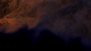 Mavi ve koyu gri mürekkep suda karışArak, kopyalama alanı ile su altında yumuşak bir şekilde döner. Renkli akrilik boya bulutu izole edilmiştir. Soyut duman patlama animasyon. Evren, uzay. Sanat geçmişi. Yavaş çekim. 4k görüntü.