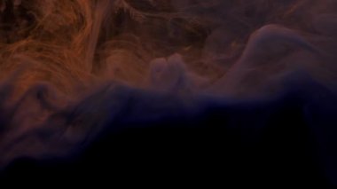 Mavi ve koyu gri mürekkep suda karışArak, kopyalama alanı ile su altında yumuşak bir şekilde döner. Renkli akrilik boya bulutu izole edilmiştir. Soyut duman patlama animasyon. Evren, uzay. Sanat geçmişi. Timelapse. 4k görüntü.