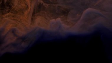 Mavi ve koyu gri mürekkep suda karışArak, kopyalama alanı ile su altında yumuşak bir şekilde döner. Renkli akrilik boya bulutu izole edilmiştir. Soyut duman patlama animasyon. Evren, uzay. Sanat geçmişi. Timelapse. 4k görüntü.