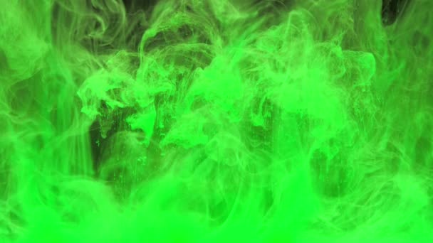 Цветные Зеленые Чернила Смешиваются Воде Мягко Кружатся Водой Копировальным Пространством — стоковое видео