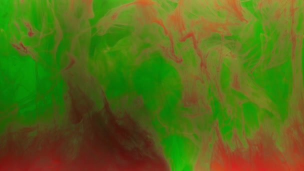 Πολύχρωμο Κόκκινο Μελάνι Ανάμειξη Στο Νερό Στροβιλίζονται Απαλά Υποβρύχια Πράσινο — Αρχείο Βίντεο