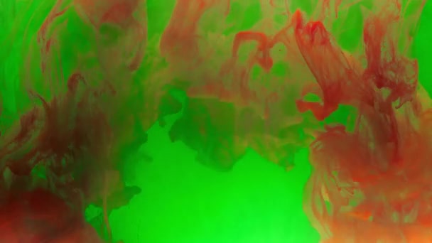 Barvený Červený Inkoust Míchá Vodě Jemně Víjí Pod Vodou Zelenou — Stock video