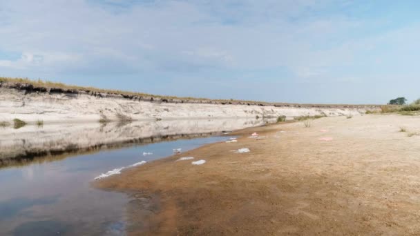 Plastik Şişeler Çantalar Diğer Çöp Kum Kum Kurutulmuş Nehir Göl — Stok video