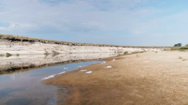 Plastové Láhve Tašky Další Odpadky Písek Pláži Sušené Řece Jezero — Stock video