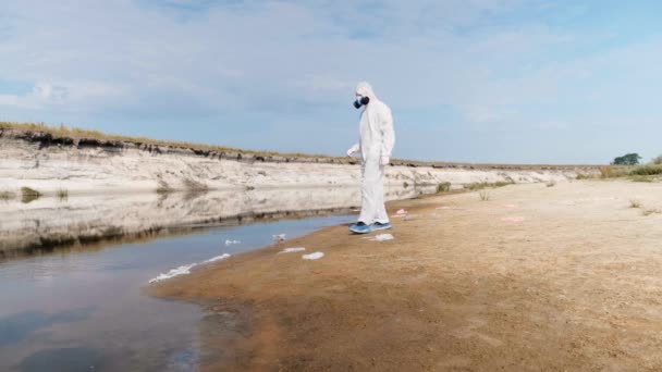 Людина Захисному Костюмі Газовій Масці Респіратора Приходить Забрудненої Річки Озера — стокове відео