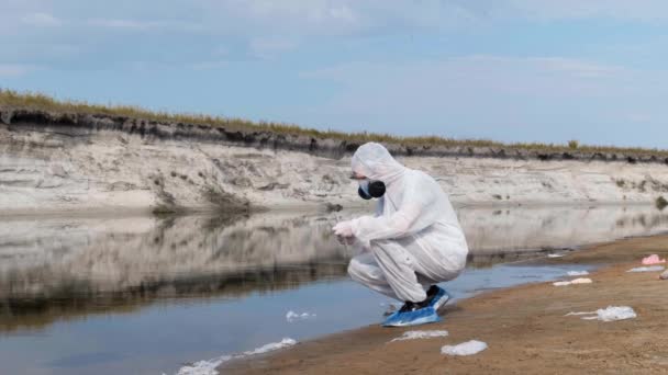 Člověk Ochranném Kostýmu Plynová Maska Dýchavce Přichází Znečištěnou Řeku Jezero — Stock video