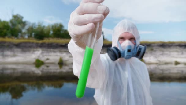 Uomo Tuta Protettiva Respiratore Mostra Una Provetta Con Analisi Delle — Video Stock