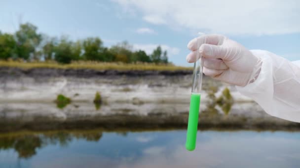 Ruka Muže Ochranném Obleku Ukazuje Zkumavku Analýzou Vody Znečištěné Řeky — Stock video