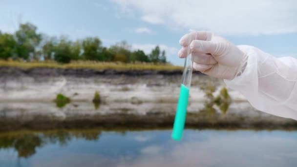 Ruka Muže Ochranném Obleku Ukazuje Zkumavku Analýzou Vody Znečištěné Řeky — Stock video