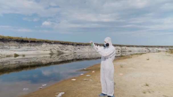 Uomo Tuta Protettiva Respiratore Piedi Con Una Provetta Tra Mani — Video Stock