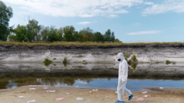 Muž Ochranném Obleku Respirátoru Kráčí Suché Řece Odhadne Rozsah Znečištění — Stock video