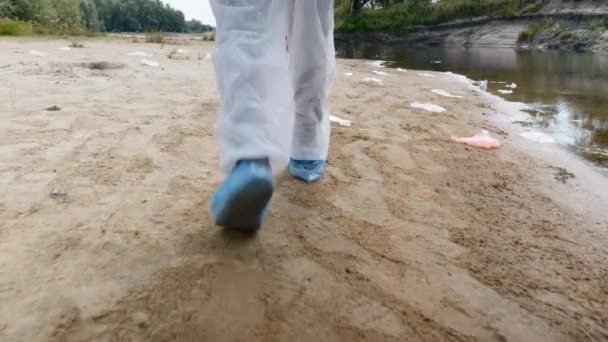 Nahaufnahme Der Beine Eines Mannes Schutzanzug Der Einem Trockenen Fluss — Stockvideo