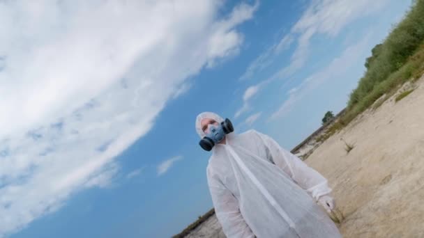 Man Beschermende Pak Gasmasker Staande Staat Onder Plastic Vervuilde Oevers — Stockvideo