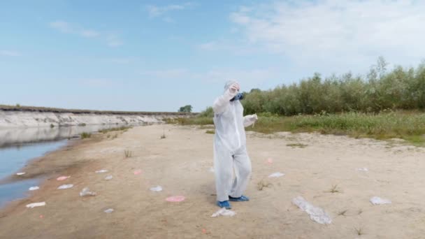 Man Protective Suit Respirator Vitro Performs Popular Dance Dried Polluted — Stock Video