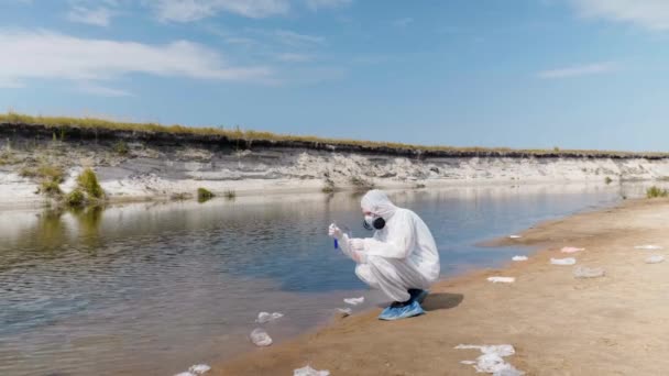 Homme Combinaison Protection Respirateur Observe Une Réaction Chimique Eau Dans — Video