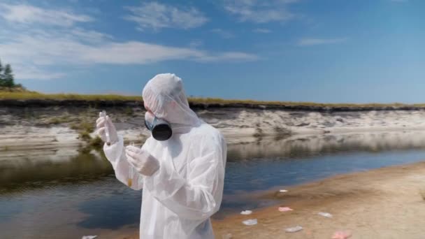 Uomo Tuta Protettiva Respiratore Osserva Una Reazione Chimica Dell Acqua — Video Stock